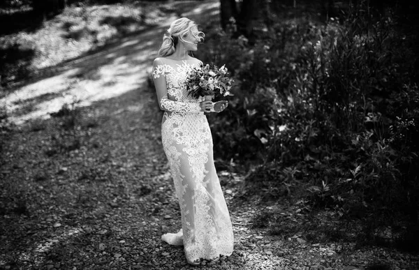 Junge Schöne Blonde Frau Auf Der Hochzeit Foto Session — Stockfoto