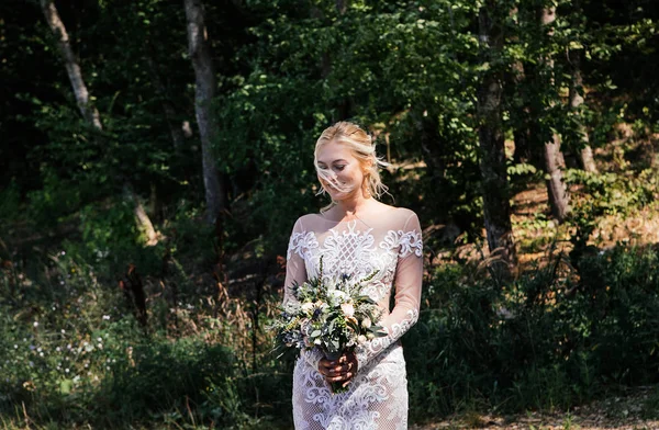 Junge Schöne Blonde Frau Auf Der Hochzeit Foto Session — Stockfoto