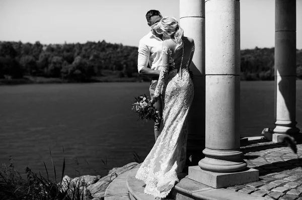結婚式のフォト セッションでポーズ美しいカップル — ストック写真