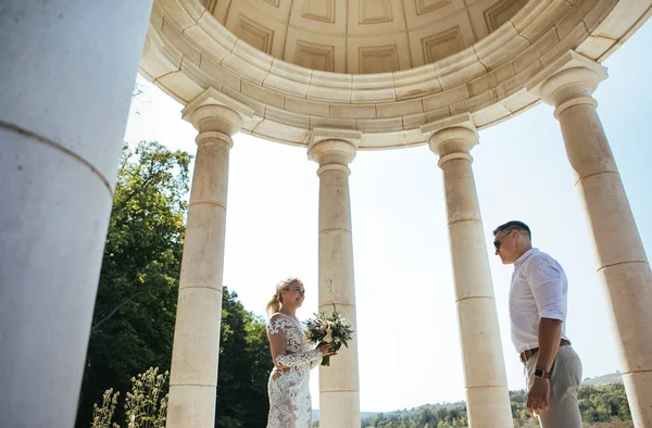 Junges Schönes Paar Posiert Auf Hochzeitsfotosession — Stockfoto