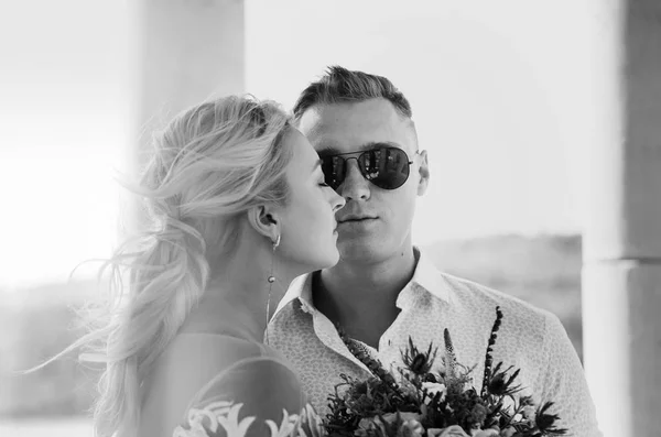 Молодая Красивая Пара Позирует Свадебной Фотосессии — стоковое фото