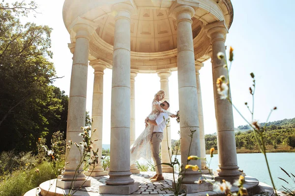 Jovem Casal Bonito Posando Sessão Fotos Casamento — Fotografia de Stock