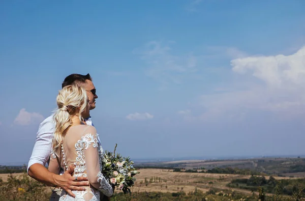 Jovem Casal Bonito Posando Sessão Fotos Casamento — Fotografia de Stock