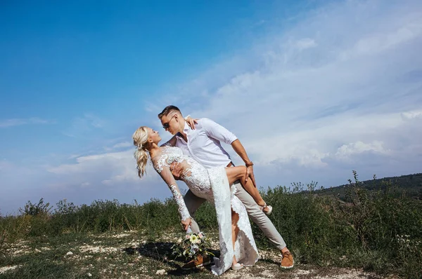 Junges Schönes Paar Posiert Auf Hochzeitsfotosession — Stockfoto