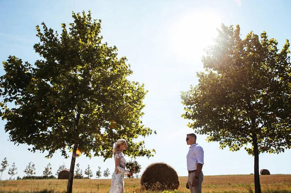 Glückliches Ehepaar Hochzeitstag — Stockfoto