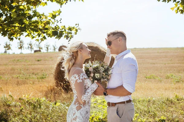 Unga Vackra Paret Poserar Bröllop Fotosession — Stockfoto