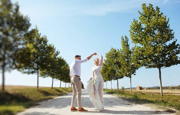 Feliz Casal Dia Casamento — Fotografia de Stock