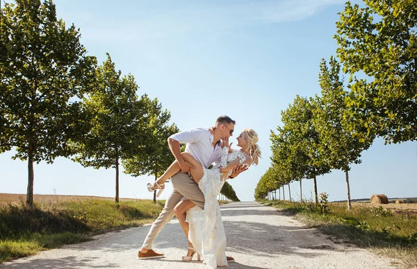 Unga Vackra Paret Poserar Bröllop Fotosession — Stockfoto