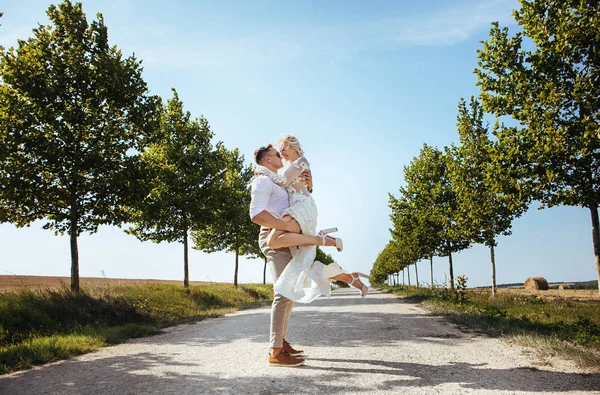 Jonge Mooie Paar Poseren Bruiloft Fotosessie — Stockfoto