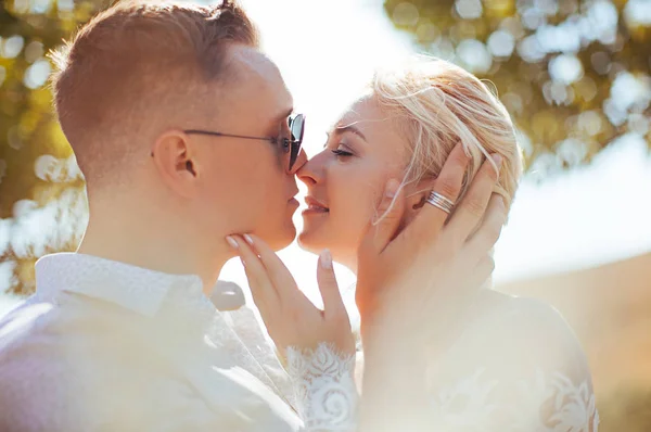 Felice Coppia Sposata Giorno Del Loro Matrimonio — Foto Stock