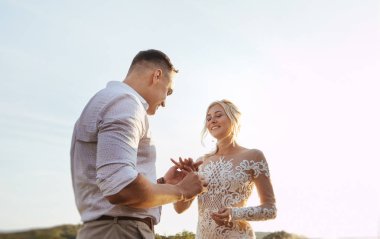 Genç güzel poz fotoğraf oturumu çift evlilik 