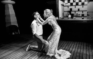 Genç güzel poz fotoğraf oturumu çift evlilik 