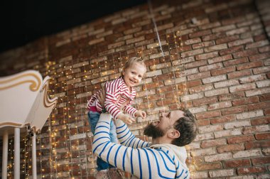 Baba ve kızı yeni yıl fotoğraf oturumunda poz 