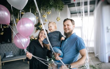 Genç mutlu aile anne, baba ve kız Noel fotoğraf oturum poz 