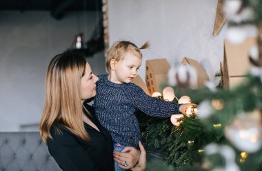 Anne ve kızı yeni yıl fotoğraf oturumunda poz 