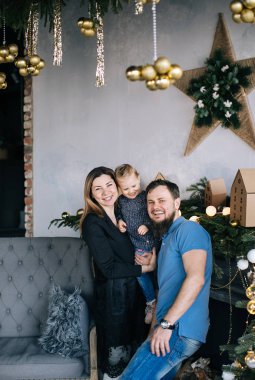 Genç mutlu aile anne, baba ve kız Noel fotoğraf oturum poz 