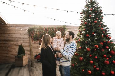 Genç mutlu aile anne, baba ve kız Noel fotoğraf oturum poz 