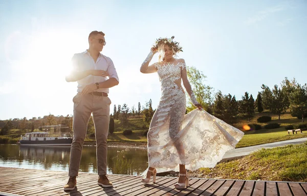 Unga Vackra Paret Poserar Bröllop Fotosession — Stockfoto