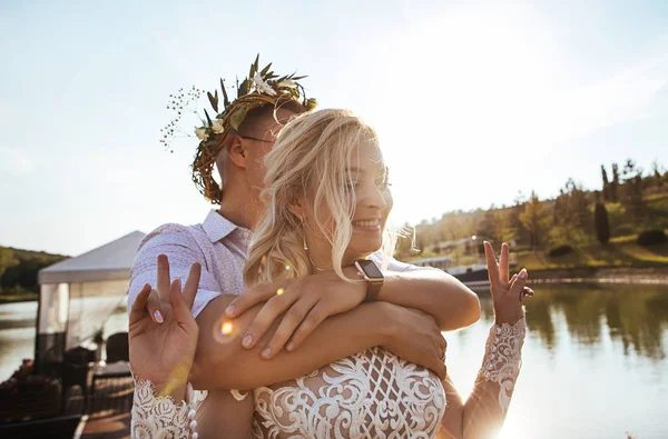 Fiatal Gyönyörű Pár Pózol Esküvői Fotózásra — Stock Fotó