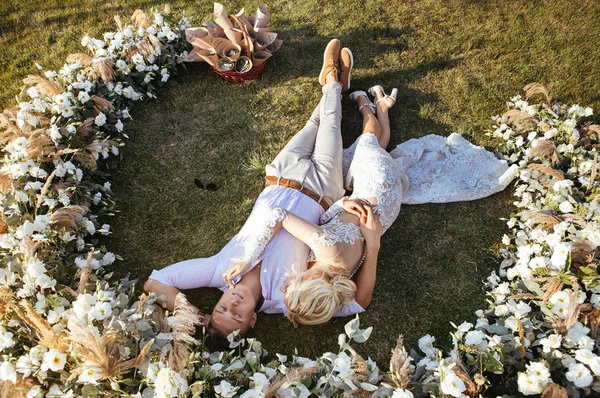 Glückliches Ehepaar Hochzeitstag — Stockfoto