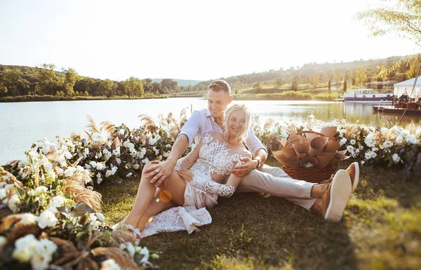 Unga Vackra Paret Poserar Bröllop Fotosession — Stockfoto