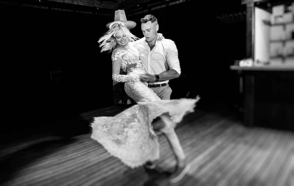 Genç güzel poz fotoğraf oturumu çift evlilik 
