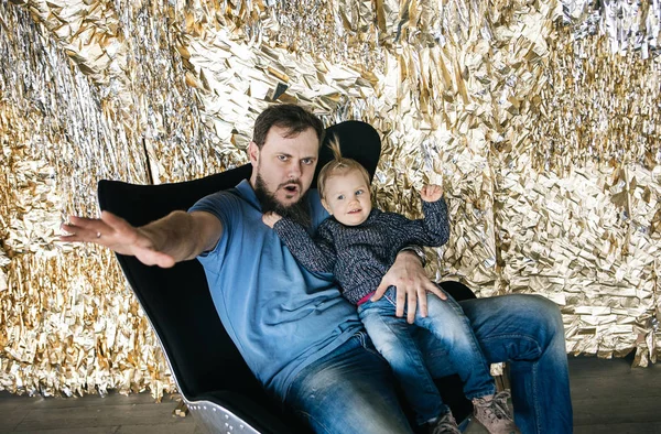 Baba ve kızı yeni yıl fotoğraf oturumunda poz 