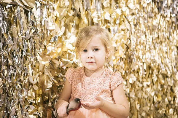 Schattig Meisje Blond Een Roze Jurk Een Gouden Achtergrond Kerst — Stockfoto