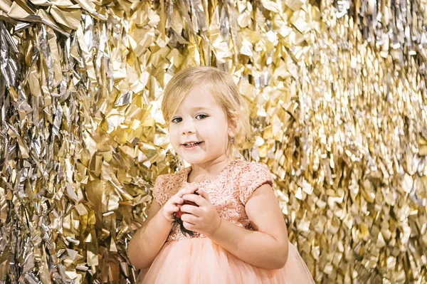 Schattig Meisje Blond Een Roze Jurk Een Gouden Achtergrond Kerst — Stockfoto