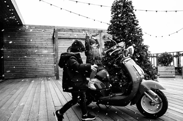 Niño Una Niña Ropa Invierno Están Sentados Una Motocicleta Roja — Foto de Stock