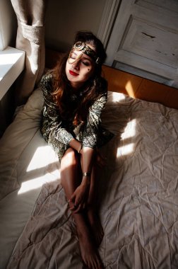 güzel kadın yatakta Studio poz 