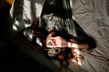 güzel esmer kadın yatakta poz 