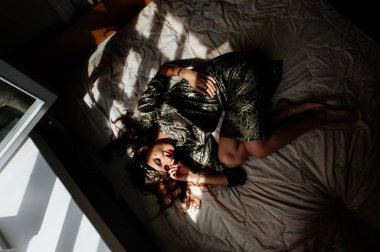 güzel esmer kadın yatakta poz 