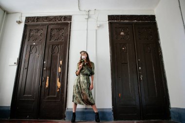 Studio Şakayık Çiçeği ile poz güzel genç kadın 