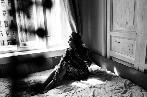 Beautiful Brunette Woman Posing Bed — Stock Photo, Image