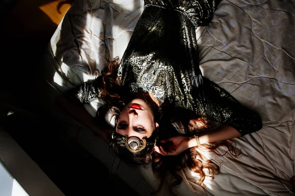 Vacker Brunett Kvinna Poserar Sängen — Stockfoto