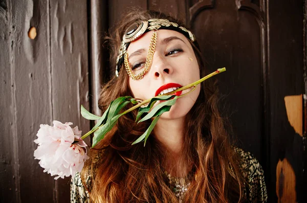 Vacker Kvinna Med Pion Blomma Hennes Mun — Stockfoto