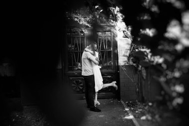 Açık havada poz genç çiftin siyah beyaz fotoğraf 