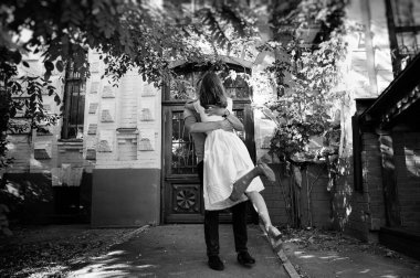 Açık havada poz genç çiftin siyah beyaz fotoğraf 