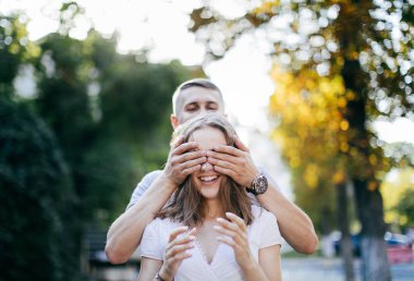 aşk poz içinde genç çift açık fotoğraf üzerinde-oturum 