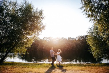 aşk poz içinde genç çift açık fotoğraf üzerinde-oturum 
