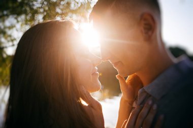 aşk poz içinde genç çift açık fotoğraf üzerinde-oturum 