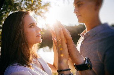 aşk poz içinde genç çift açık fotoğraf üzerinde-oturum 
