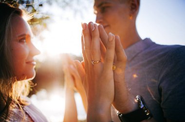 aşk poz içinde genç çift açık fotoğraf üzerinde-oturum 
