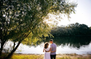 aşk poz içinde genç çift açık fotoğraf üzerinde-oturum 