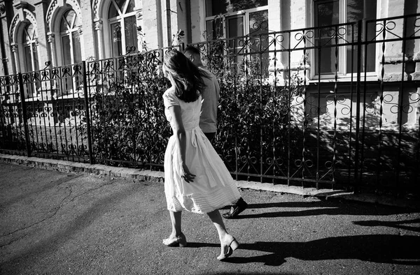 Foto Blanco Negro Una Joven Pareja Posando Aire Libre —  Fotos de Stock