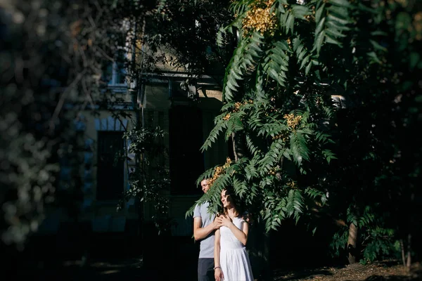 Joven Pareja Enamorada Posando Foto Aire Libre Sesión —  Fotos de Stock