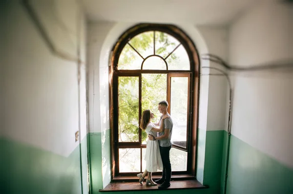 Pareja Posando Interior Cerca Ventana —  Fotos de Stock