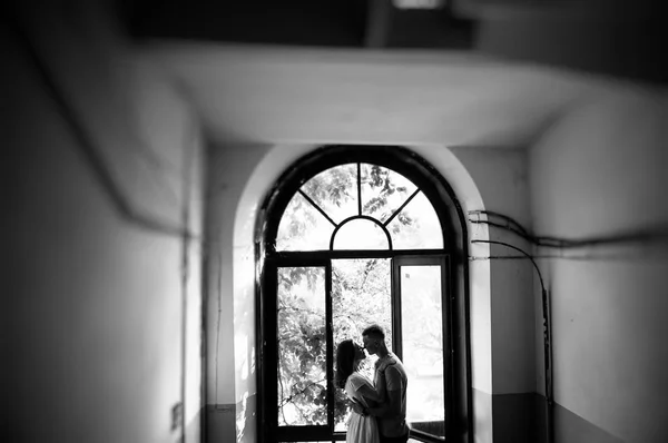 Černo Bílé Fotografie Páru Lásce Představují Okna — Stock fotografie