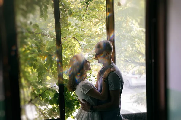 Pareja Posando Interior Cerca Ventana — Foto de Stock